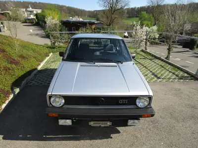 VW Golf 1 GTI 4-portes (1982) — Légende automobile authentique, 76'000 km seulement — Miniature 7