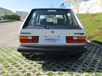 VW Golf 1 GTI 4-portes (1982) — Légende automobile authentique, 76'000 km seulement — Miniature 8
