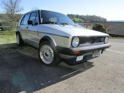 VW Golf 1 GTI 4-portes (1982) — Légende automobile authentique, 76'000 km seulement — Miniature 10
