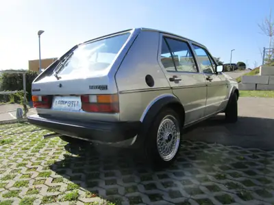 VW Golf 1 GTI 4-portes (1982) — Légende automobile authentique, 76'000 km seulement — Miniature 11