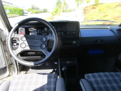 VW Golf 1 GTI 4-portes (1982) — Légende automobile authentique, 76'000 km seulement — Miniature 14