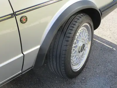VW Golf 1 GTI 4-portes (1982) — Légende automobile authentique, 76'000 km seulement — Miniature 13