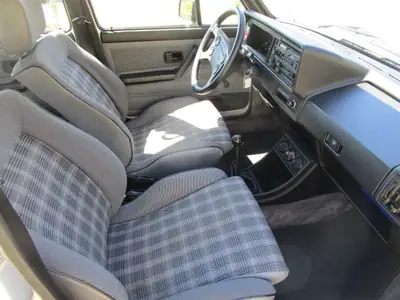 VW Golf 1 GTI 4-portes (1982) — Légende automobile authentique, 76'000 km seulement — Miniature 17