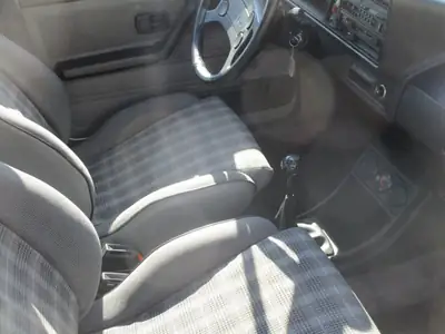 VW Golf 1 GTI 4-portes (1982) — Légende automobile authentique, 76'000 km seulement — Miniature 21