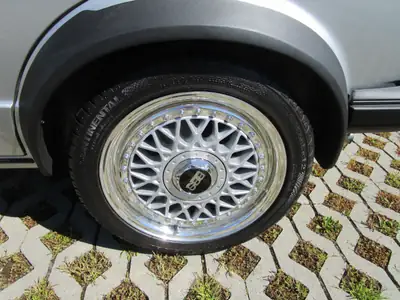 VW Golf 1 GTI 4-portes (1982) — Légende automobile authentique, 76'000 km seulement — Miniature 24