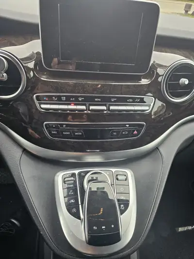 Mercedes-Benz V 250 4MATIC — Monospace familial premium, 7 places et traction intégrale — Miniature 11