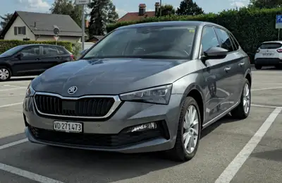 Skoda Scala 1.5 TSI ACT Style DSG — Compacte dynamique, 11 500 km seulement — fianco