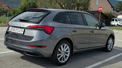 Skoda Scala 1.5 TSI ACT Style DSG — Compacte dynamique, 11 500 km seulement — vista posteriore