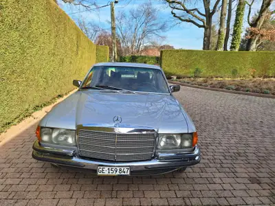 Mercedes-Benz 280 SE 1976 — Berline classique élégante, peinture neuve — arrière