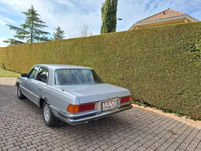 Mercedes-Benz 280 SE 1976 — Berline classique élégante, peinture neuve — vue extérieure
