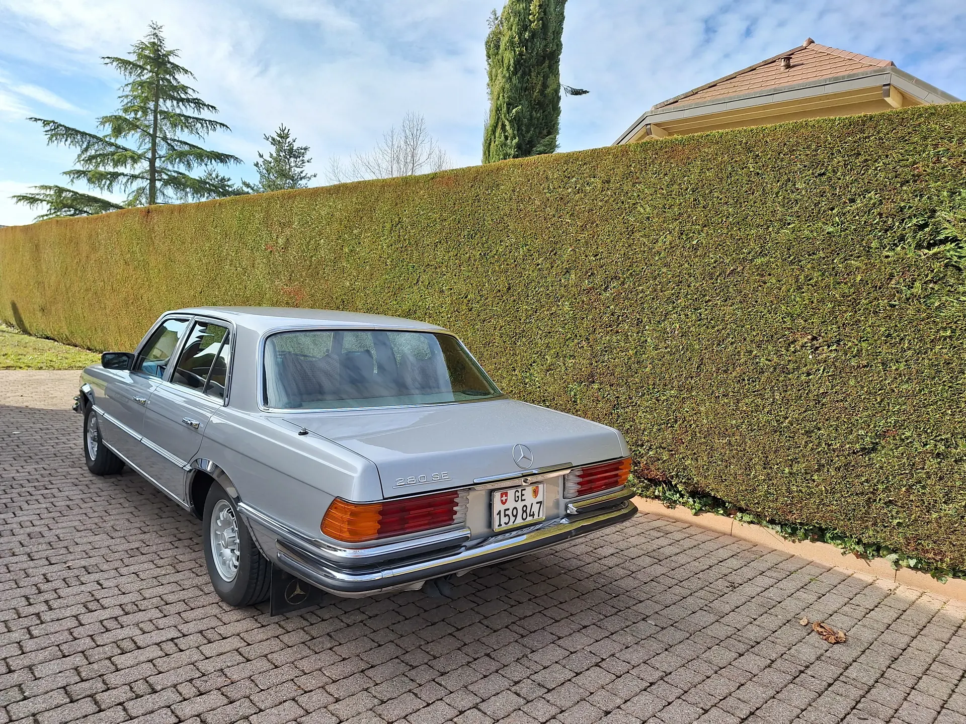 Mercedes-Benz 280 SE 1976 — Berline classique élégante, peinture neuve — vue extérieure