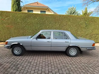 Mercedes-Benz 280 SE 1976 — Berline classique élégante, peinture neuve — côté
