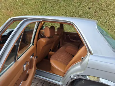 Mercedes-Benz 280 SE 1976 — Berline classique élégante, peinture neuve — détail