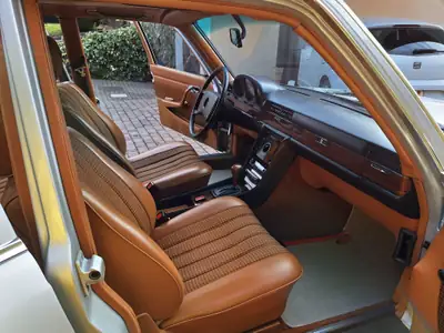 Mercedes-Benz 280 SE 1976 — Berline classique élégante, peinture neuve — tableau de bord
