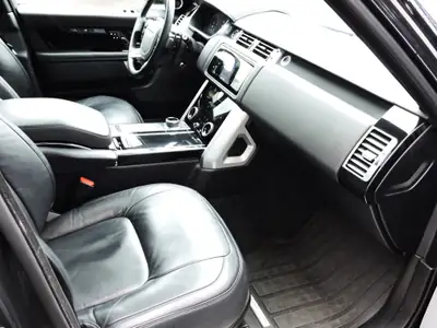 Land Rover Range Rover 3.0 SDV6 HSE — Luxe tout-terrain avec 275 ch et toit panoramique — interior