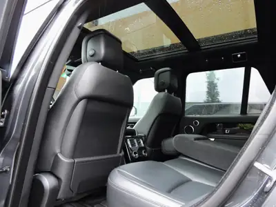 Land Rover Range Rover 3.0 SDV6 HSE — Luxe tout-terrain avec 275 ch et toit panoramique — dashboard