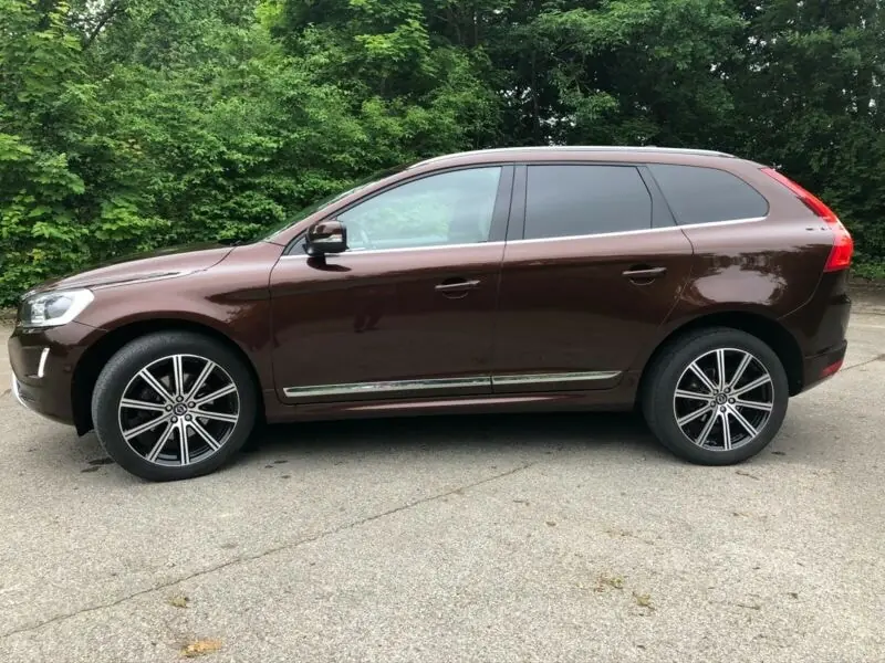 Volvo XC60 T6 AWD R-Design — SUV premium 304 ch, transmission intégrale, entretien complet — vista esterna