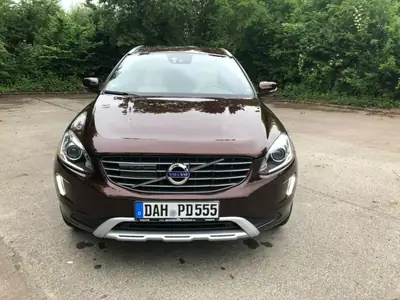 Volvo XC60 T6 AWD R-Design — SUV premium 304 ch, transmission intégrale, entretien complet — fianco