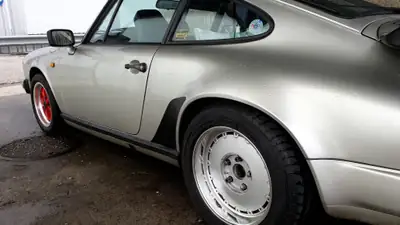 Porsche 911 1983 — Légende des années 80, cuir intégral et vernis d'origine — vista posteriore