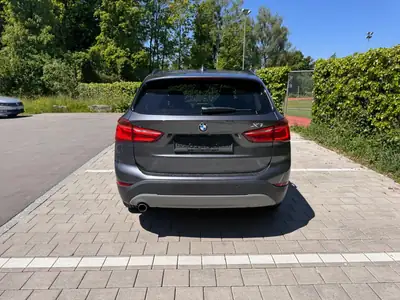 BMW X1 xDrive18d Sport Line — SUV compact diesel performant, entretien premium — Heckansicht