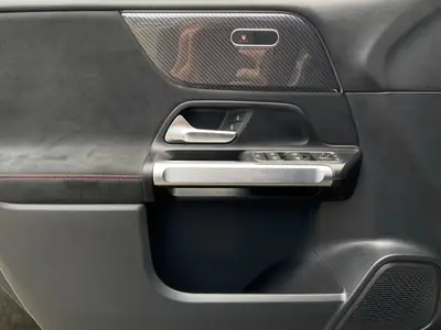 Mercedes-Benz GLB 35 AMG — SUV compact haute performance, 36 500 km seulement — Miniature 8