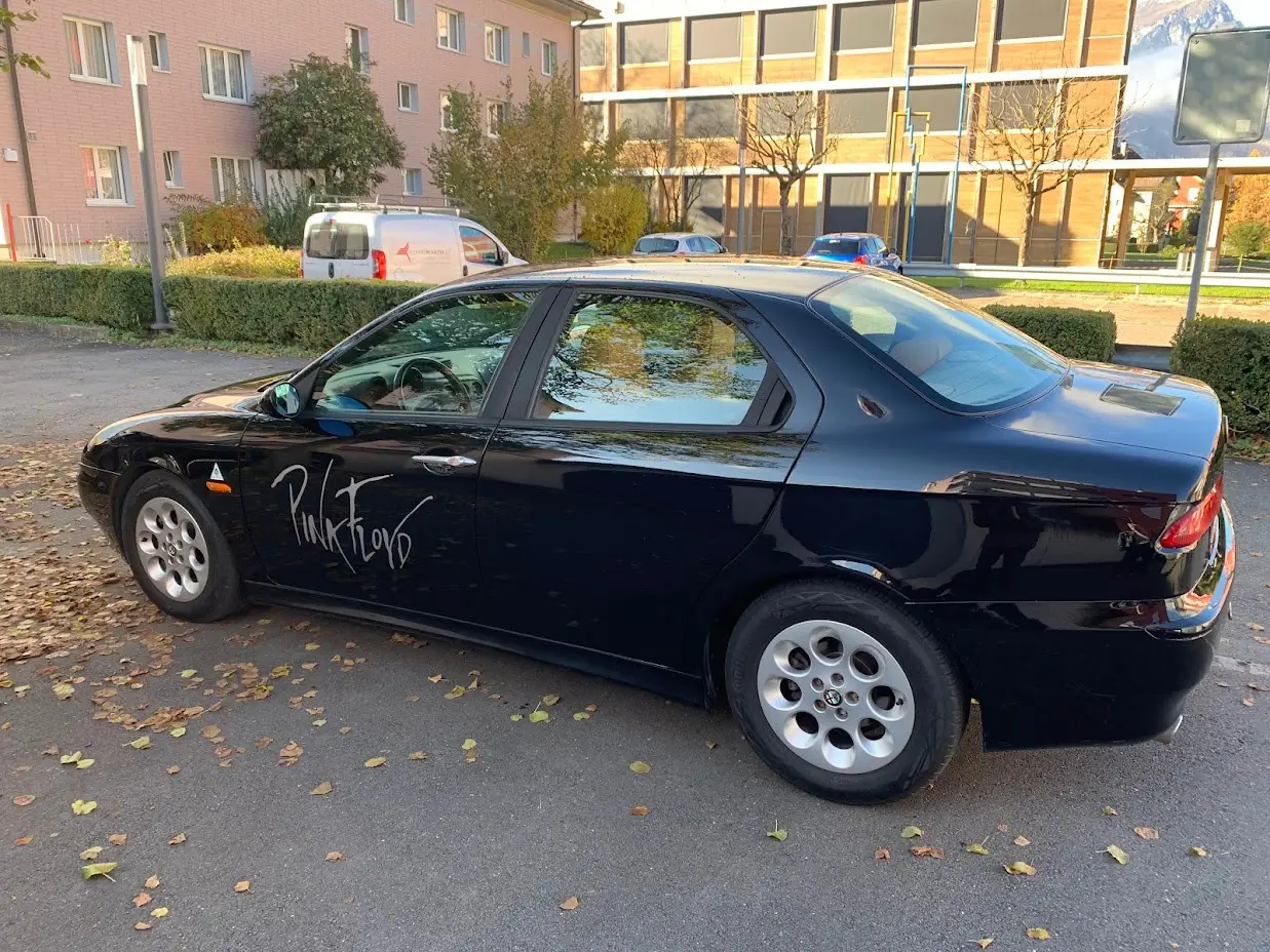 Alfa Romeo 156 2.5 V6 24V — Berline italienne élégante, moteur noble 192 ch — Außenansicht