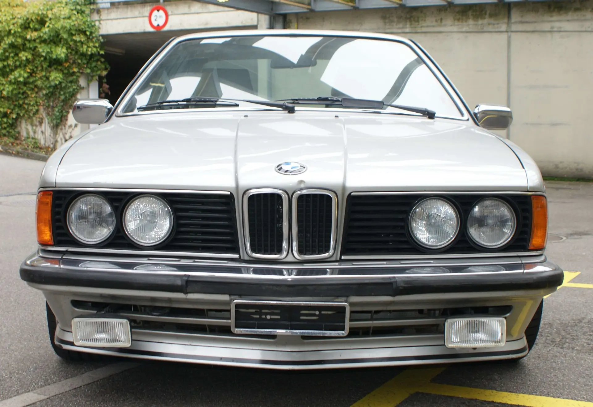 BMW 635 CSI — Coupé sportif années 80, 218 ch et seulement 114'000 km — vista esterna