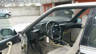 BMW 635 CSI — Coupé sportif années 80, 218 ch et seulement 114'000 km — fianco