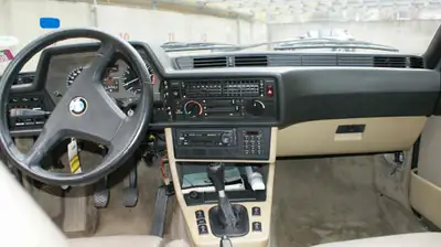 BMW 635 CSI — Coupé sportif années 80, 218 ch et seulement 114'000 km — Miniatura 14