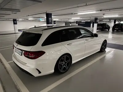 Mercedes-Benz C 200 Swiss Star AMG Line — Break hybride rechargeable, 4 roues motrices, équipement premium — fianco