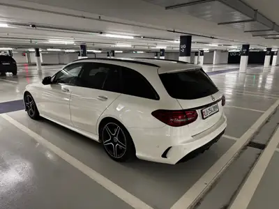 Mercedes-Benz C 200 Swiss Star AMG Line — Break hybride rechargeable, 4 roues motrices, équipement premium — vista posteriore