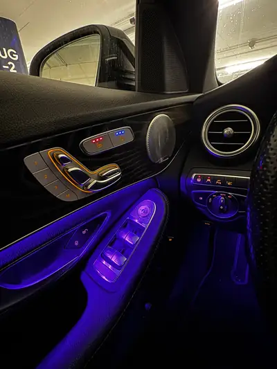 Mercedes-Benz C 200 Swiss Star AMG Line — Break hybride rechargeable, 4 roues motrices, équipement premium — Miniatura 10