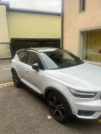 Volvo XC40 T5 TwE R-Design — SUV hybride rechargeable, 48 500 km seulement — Seitenansicht