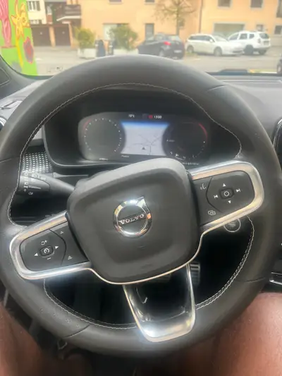 Volvo XC40 T5 TwE R-Design — SUV hybride rechargeable, 48 500 km seulement — Heckansicht