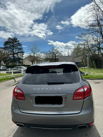 Porsche Cayenne 3.0 V6 S Hybrid — SUV de prestige, motorisation écologique et puissante — Innenraum