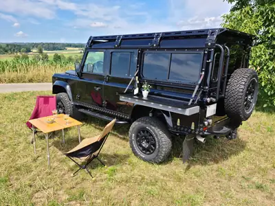 Land Rover Defender 110 2.2 TD4 — L'aventurier robuste, moteur diesel fiable — fianco