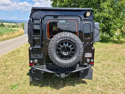 Land Rover Defender 110 2.2 TD4 — L'aventurier robuste, moteur diesel fiable — dettaglio