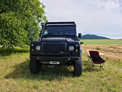 Land Rover Defender 110 2.2 TD4 — L'aventurier robuste, moteur diesel fiable — Miniatura 7