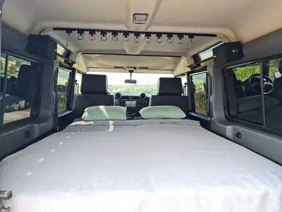 Land Rover Defender 110 2.2 TD4 — L'aventurier robuste, moteur diesel fiable — Miniatura 11