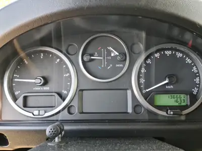 Land Rover Defender 110 2.2 TD4 — L'aventurier robuste, moteur diesel fiable — Miniatura 14