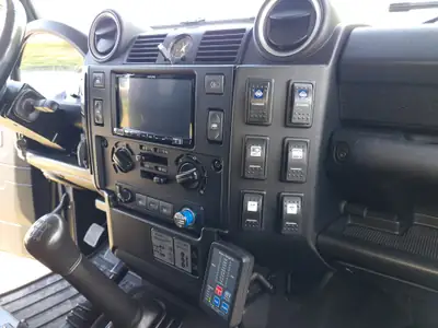 Land Rover Defender 110 2.2 TD4 — L'aventurier robuste, moteur diesel fiable — Miniatura 16