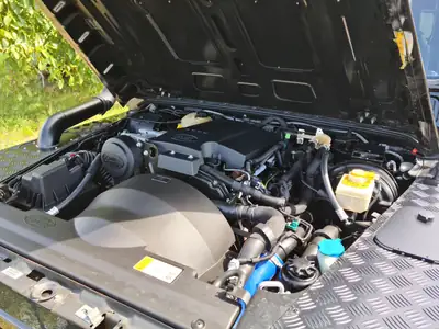 Land Rover Defender 110 2.2 TD4 — L'aventurier robuste, moteur diesel fiable — Miniatura 18