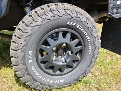 Land Rover Defender 110 2.2 TD4 — L'aventurier robuste, moteur diesel fiable — Miniatura 25