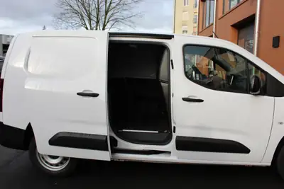 Peugeot Partner 1.5 Blue HDi Premium — Utilitaire compact 3 places, faible consommation et porte coulissante — dettaglio