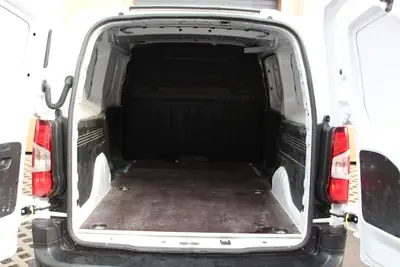 Peugeot Partner 1.5 Blue HDi Premium — Utilitaire compact 3 places, faible consommation et porte coulissante — Miniatura 9
