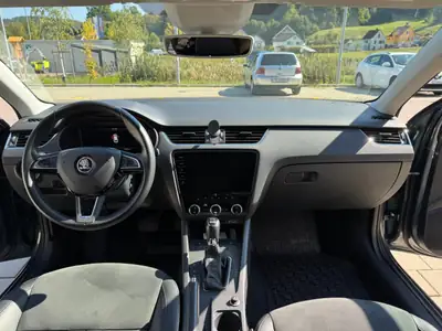 Skoda Octavia Combi 2.0 TDI 4x4 — Monospace polyvalent, motorisation robuste — Armaturenbrett