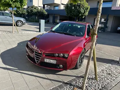 Alfa Romeo 159 — Berline sportive 260 ch, sans sinistre, teinte Bordeaux exclusive — vista esterna