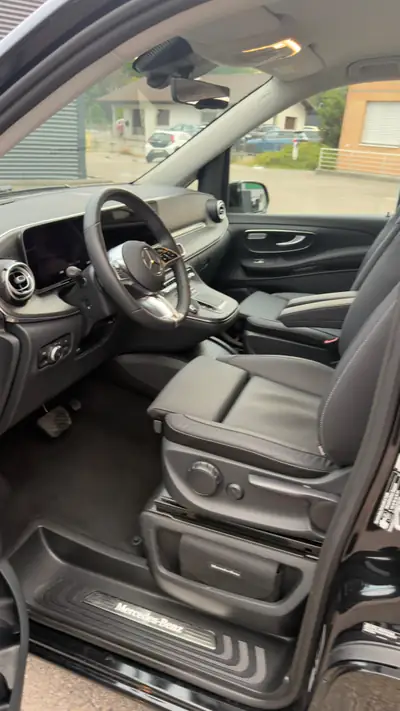 Mercedes-Benz V 300 d Avantgarde — Monospace premium 7 places, diesel efficient — Miniature 7