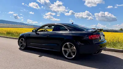 Audi RS5 Coupé 4.2 FSI — 450 ch, Design noir intégral, Quattro all-road — rear view