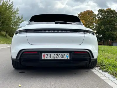 Porsche Taycan 4 Cross Turismo — SUV électrique haute performance, 32 800 km, garantie constructeur — intérieur